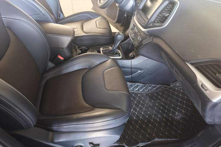 Used Jeep Cherokee 2020 2.0L Two-Wheel Drive Classic Sports Edition