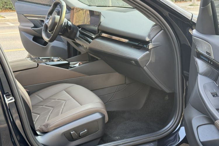 Used BMW 5 Series 2024 525Li Luxury Package
