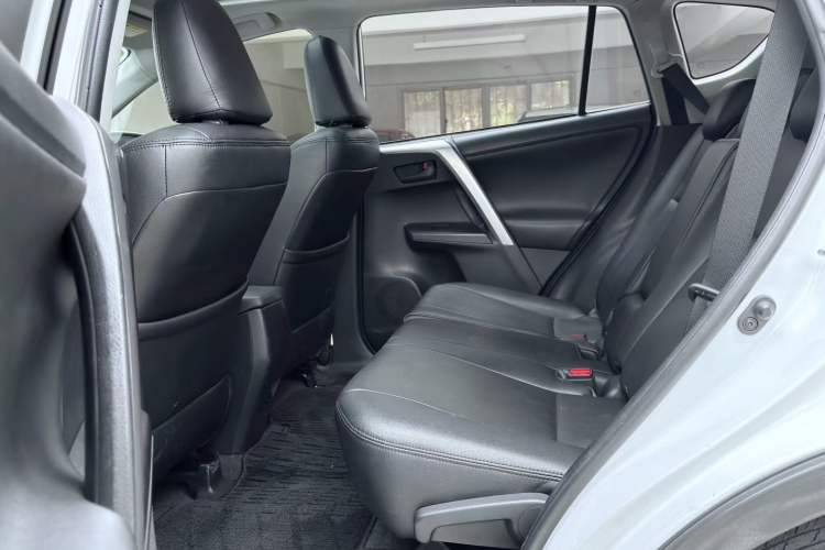 Used Toyota RAV4 2016 2.0L CVT Two-Wheel Drive Fashion Edition China V Standard