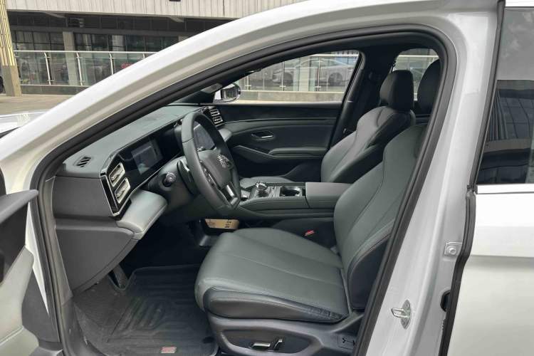 Used BYD Qin L 2025 DM-i Smart Drive 120KM Superior Model
