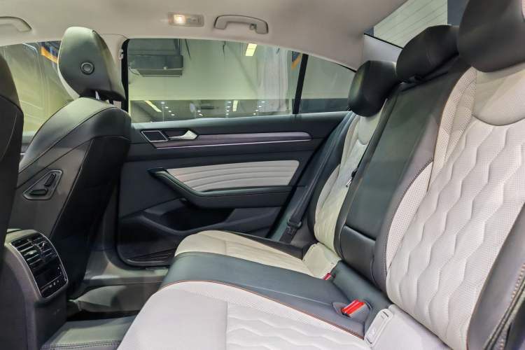 Used Volkswagen Magotan 2026 30 Million Vehicles Selected Model 380TSI DSG Luxury Edition Interior 3