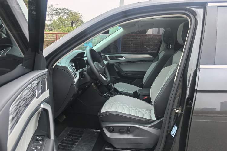 Used Volkswagen Tayron 2023 Revised Version 380TSI All-Wheel Drive R-Line High-Energy Edition Interior 4