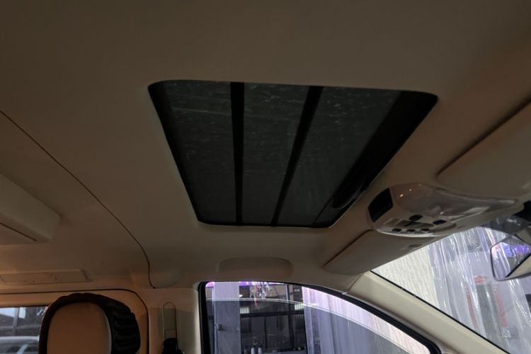 Used Mercedes-Benz Viano 2014 3.5L Premier Edition Interior 7