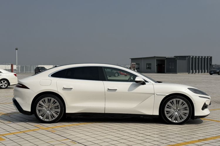 Used Denza Z9 2024 1100 km All-Wheel-Drive Ultra Version
