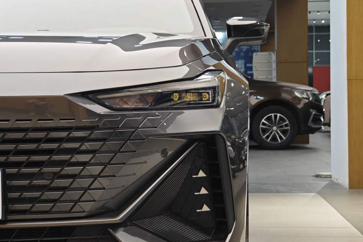 Used CHANGAN UNI-V 2022 1.5T Smart Navigation Version Exterior 3