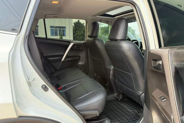 Used Toyota RAV4 2016 2.0L CVT Two-Wheel Drive Fashion Edition China V Standard