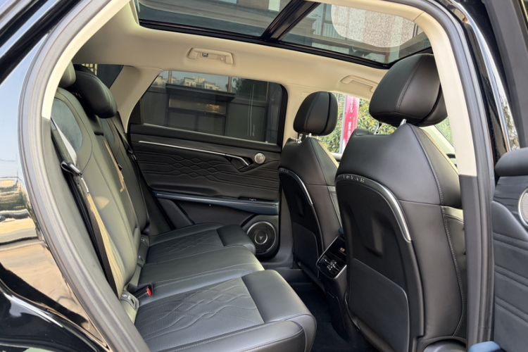 Used VOYAH FREE 2023 Four-Wheel Drive Extended-Range Model with Ultra-Long Range
