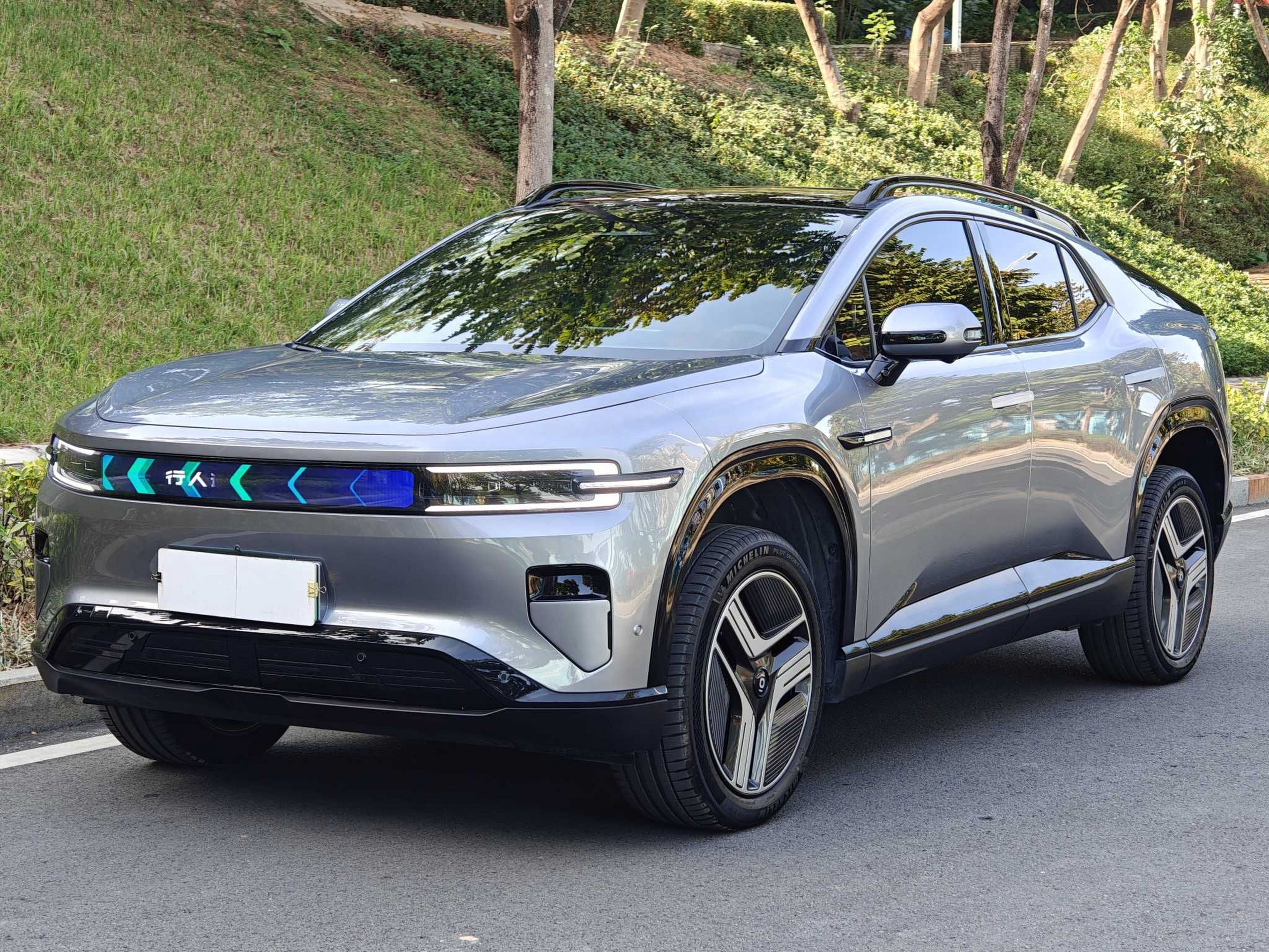 Под передней частью автомобиля