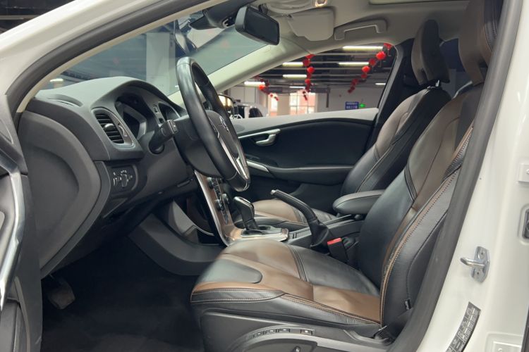 Used Volvo V40 2014 Cross Country T5 AWD Smart Luxury Edition