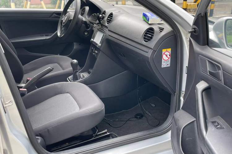 Used Volkswagen Jetta 2015 1.6L Manual Fashion Edition Interior 3