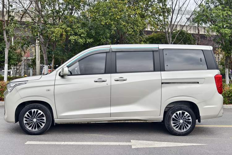 Used Dongfeng Fengon 380 2022 1.5L Comfort-Class Passenger Vehicle (Steel Spring) with 5 Seats