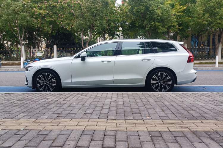 Used Volvo V60 2024 B5 Zhiyuan Luxury Edition
