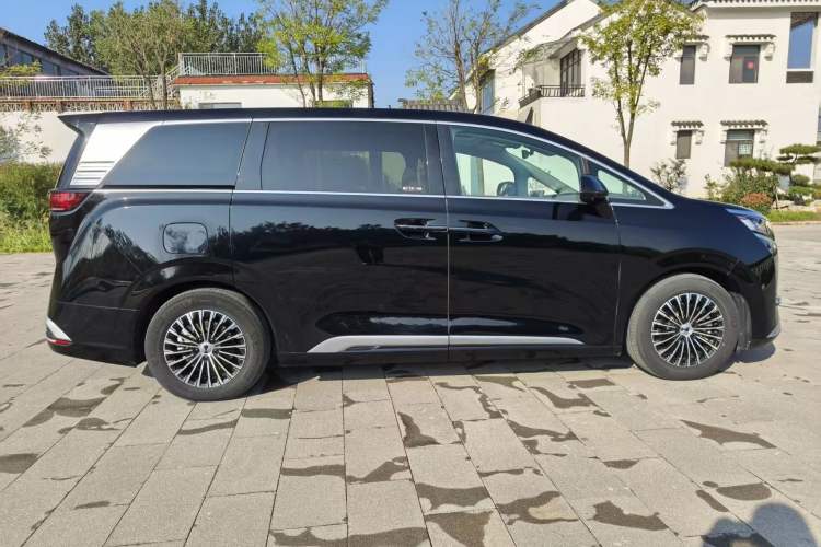 Used Denza D9 2022 EV 600 Four-Wheel Drive Prestige Model