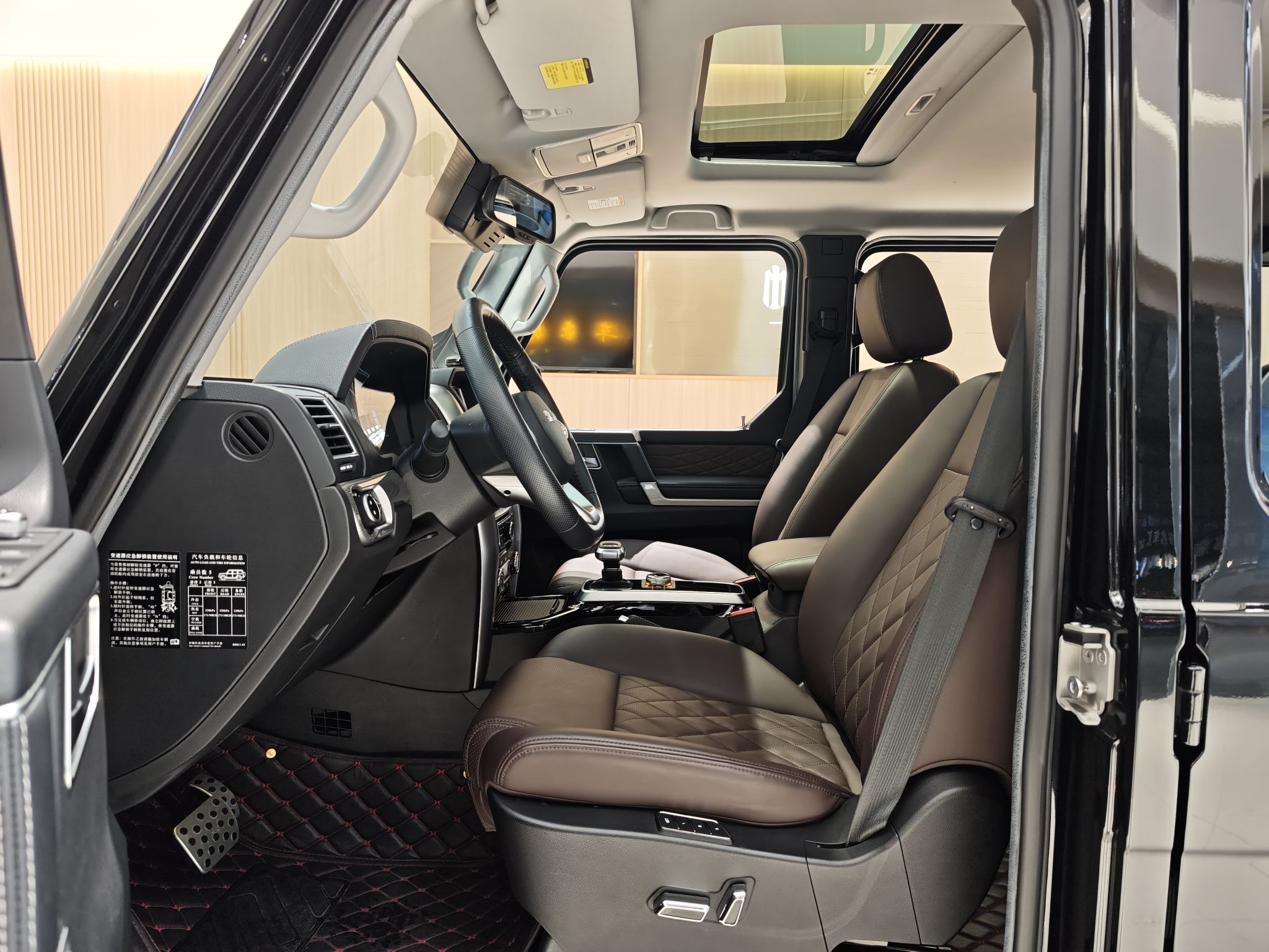 المقاعد الأمامية داخل السيارة