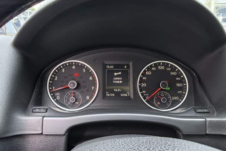 Used Volkswagen Tiguan 2015 1.8TSI Automatic Two-Wheel Drive Luxury Model Odometer Close Up