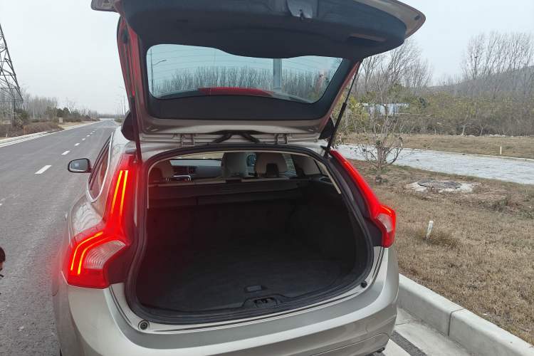 Used Volvo V60 2014 T5 Zhiyi Edition