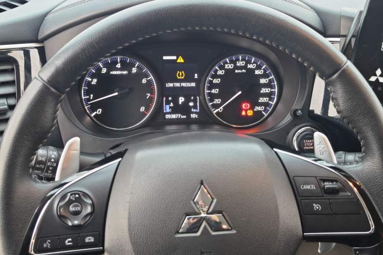 Used Mitsubishi Outlander 2019 2.4L 4x4 Zhi Xiang Edition 5 Seats China VI Standard
