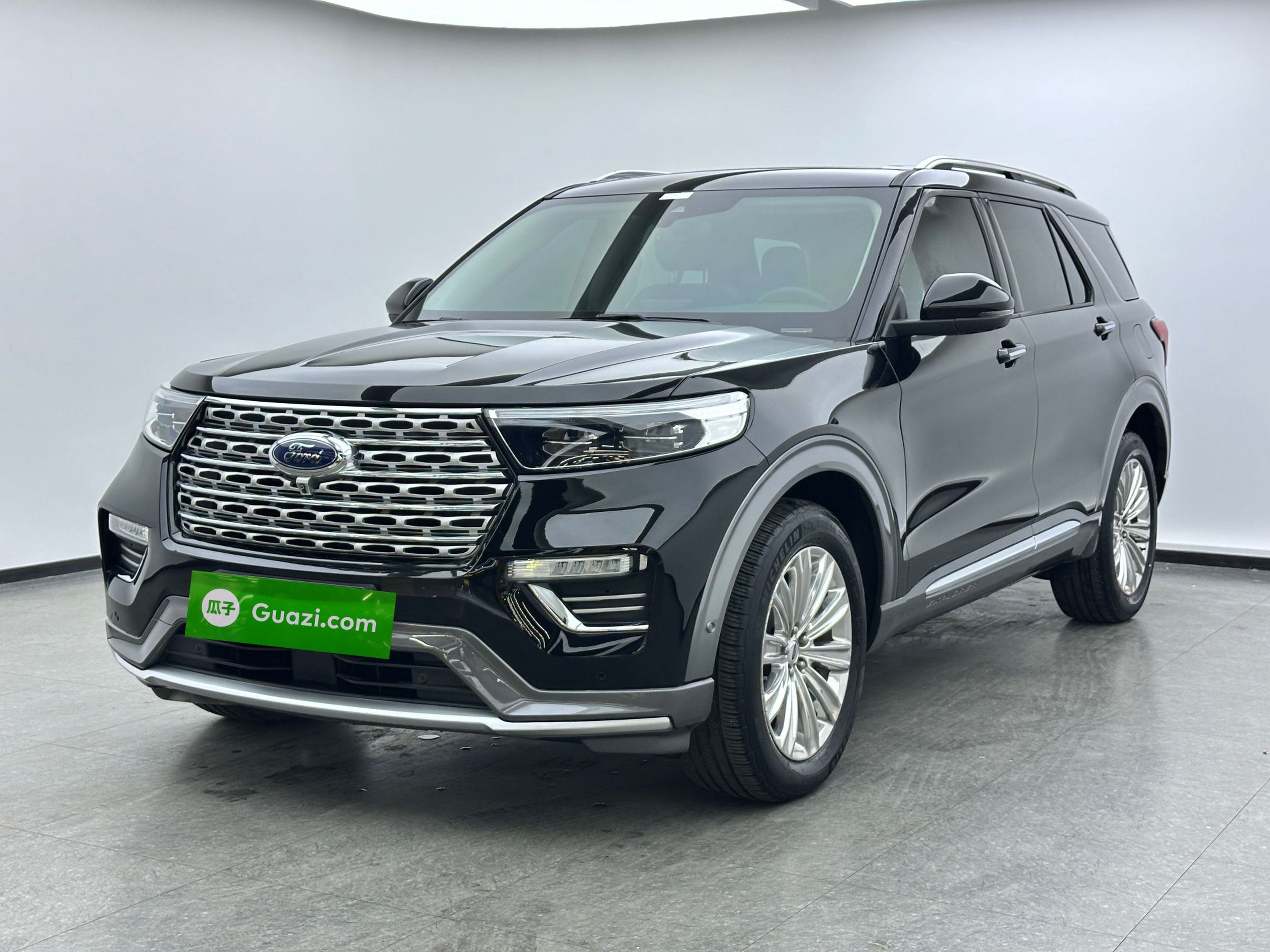 Unter der Vorderseite des Autos