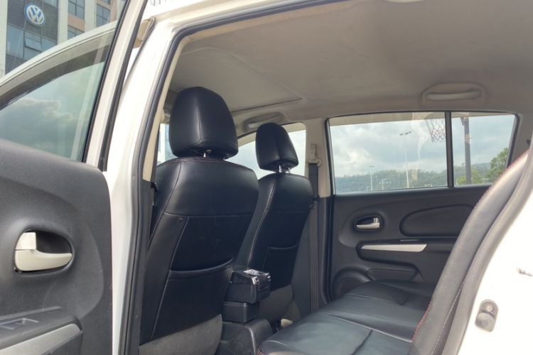 Used Venucia R50X 2015 1.6L Manual Luxury Edition Interior 4