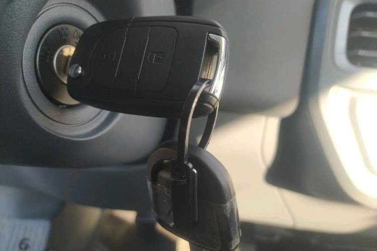 Used Wuling Yangguang 2024 300km Comfort-Grade Passenger Van 60kW