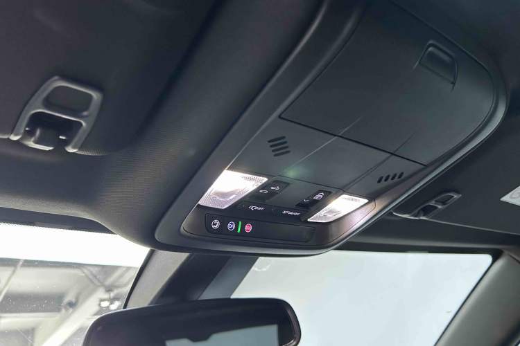 Used Cadillac XT5 2021 28T Luxury Model Interior 9