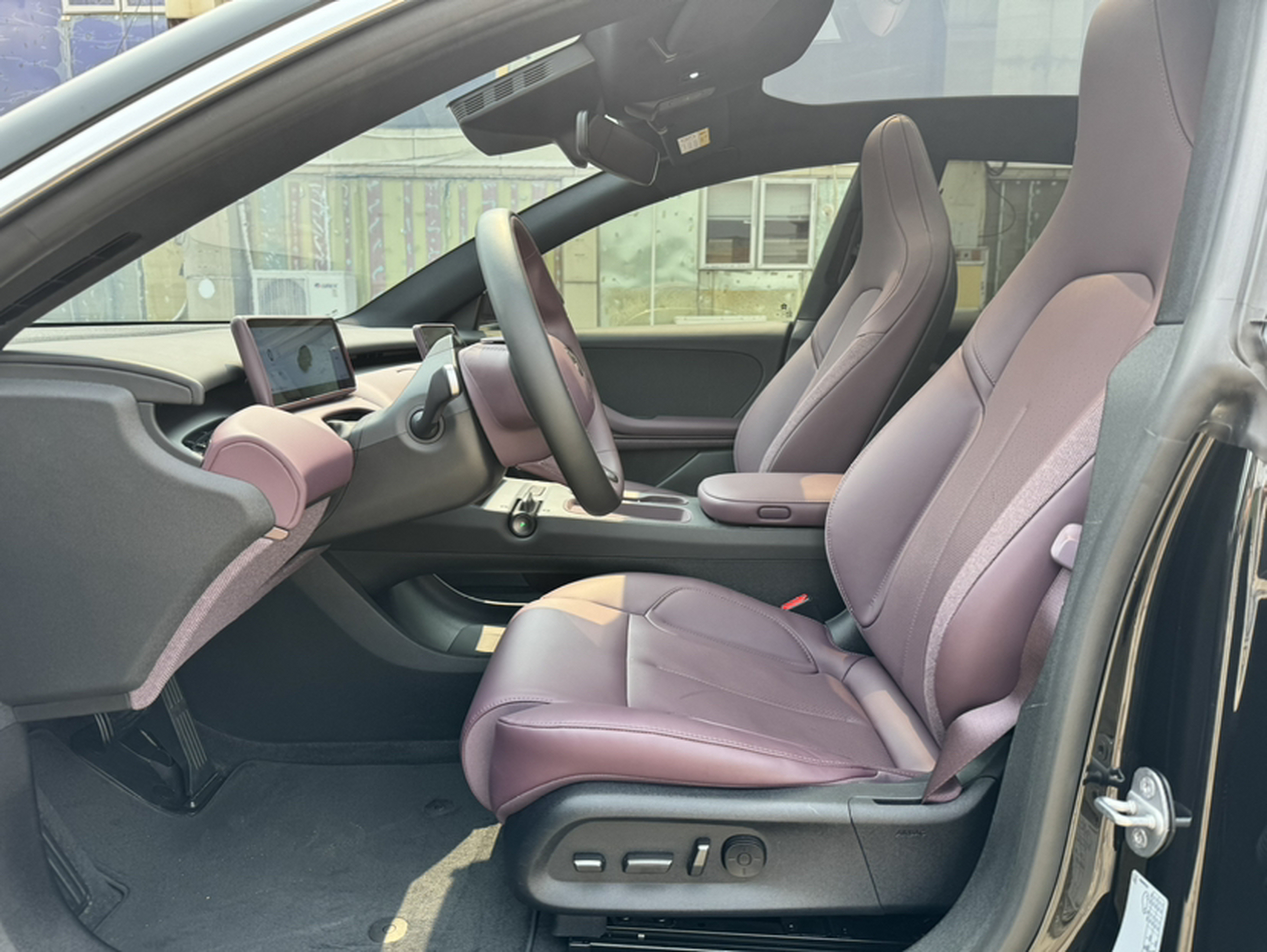 المقاعد الأمامية داخل السيارة