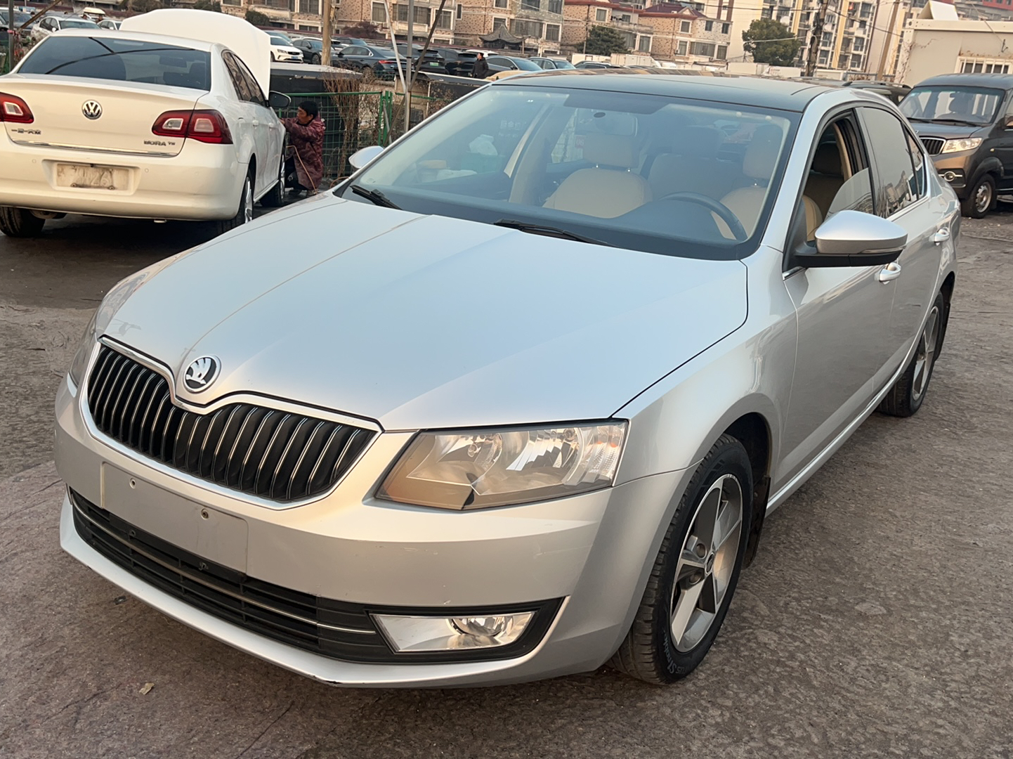 Под передней частью автомобиля