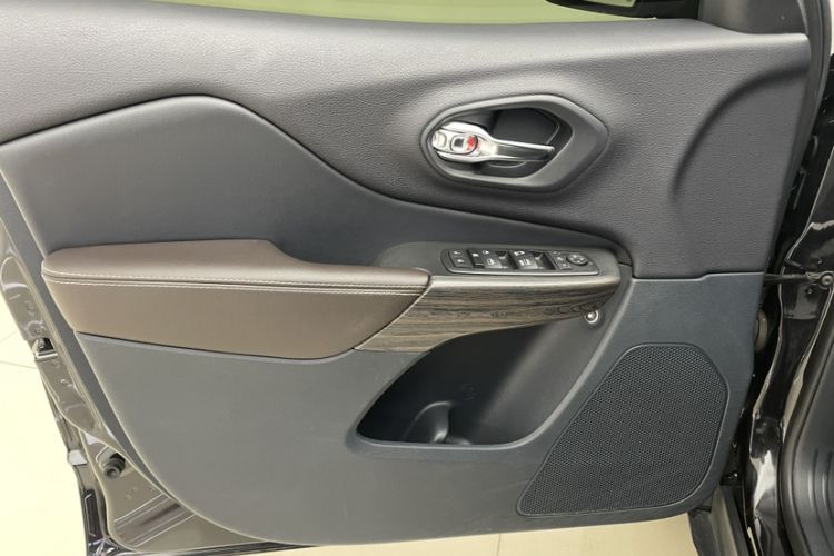 Used Jeep Cherokee 2020 2.0L Two-Wheel Drive Classic Sports Edition
