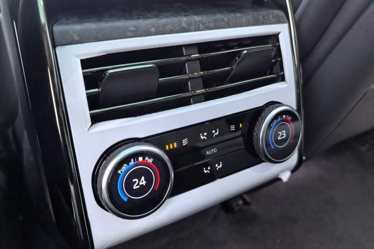 Used Land Rover Range SportNew Energy 2023 P510e Plug-in Hybrid – First Edition Interior 4