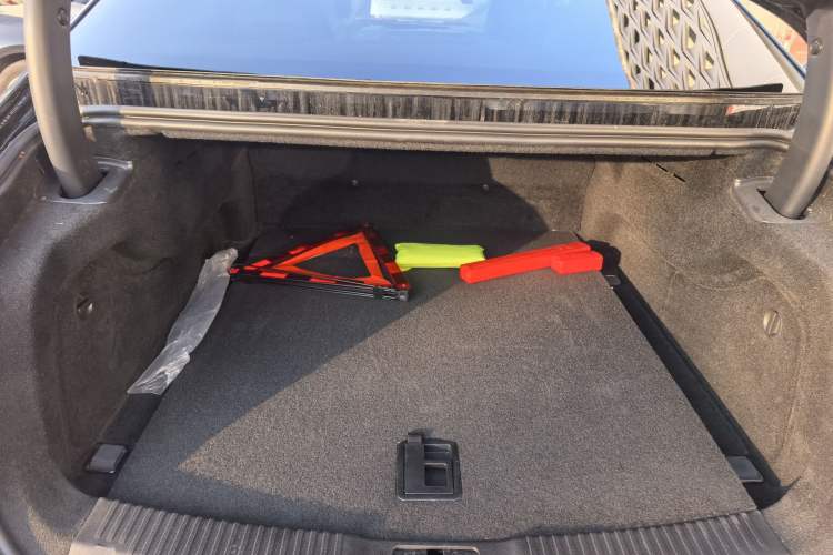 Used Hongqi H9 2025 Model Facelifted 2.0T Two-Wheel Drive Flag-Style Luxury Business Edition, 5 Seats