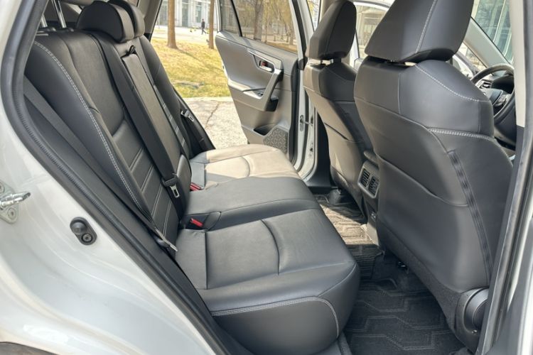 Used Toyota RAV4 2021 2.0L CVT Four-Wheel Drive Premium Edition Interior 8