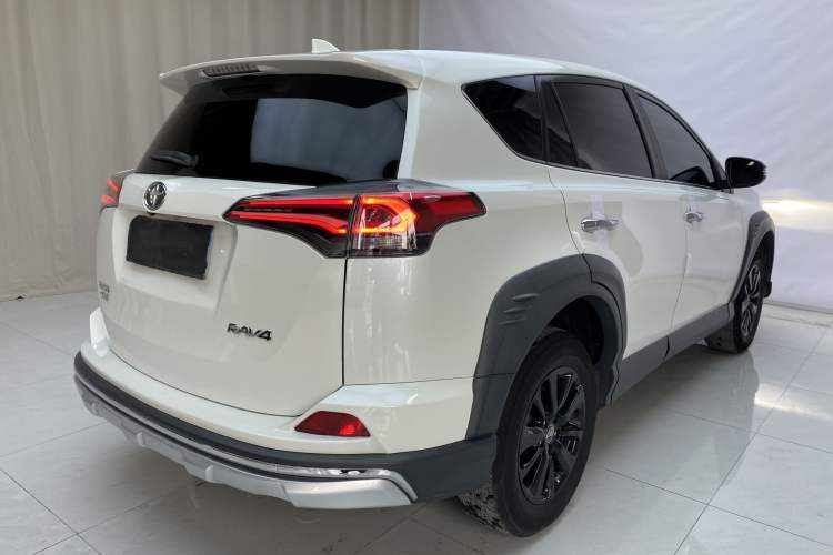 Used Toyota RAV4 2019 2.0L CVT Two-Wheel Drive Fashion X Limited Edition China VI Standard Exterior 3