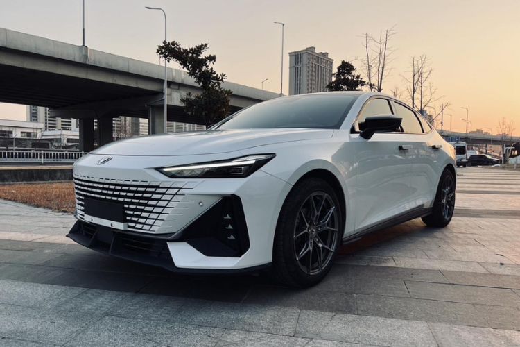 Used Changan UNI-V 2023 1.5T Prestige Model
