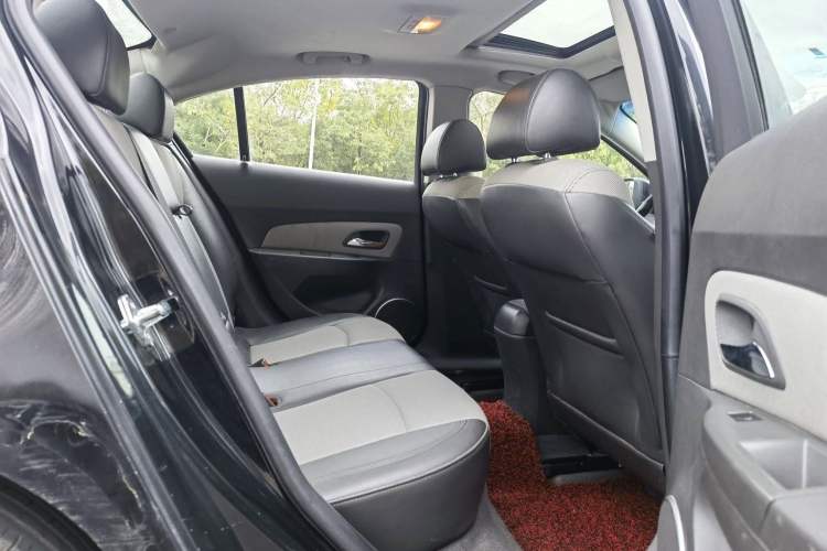 Used Chevrolet Cruze 2013 1.6L SE MT Interior 4