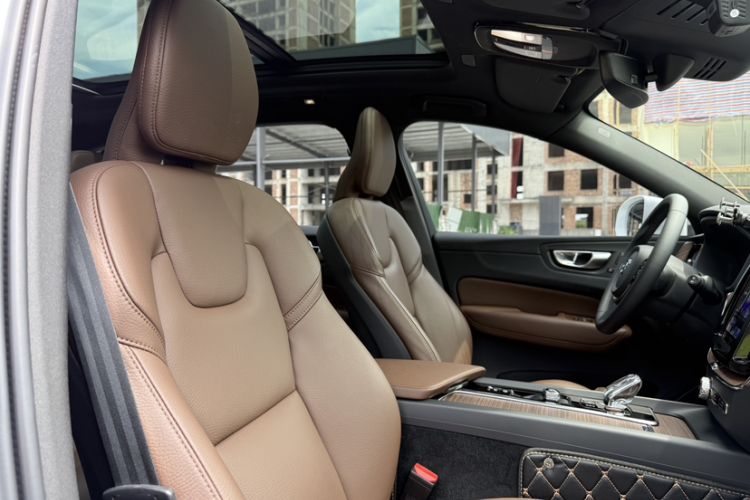 Used Volvo XC60 New Energy 2023 T8 Plug-in Hybrid Long-Range All-Wheel Drive Smart Luxury Edition
