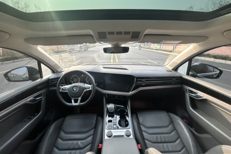 Used Volkswagen Touareg 2020 3.0 TSI Luxury Edition China VI Interior 3