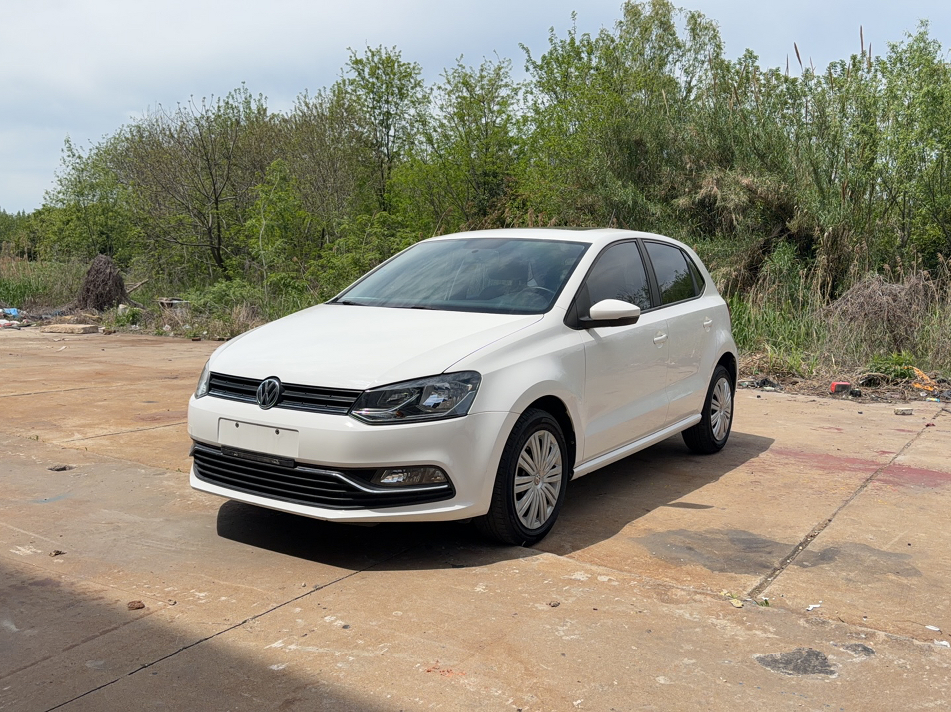 Под передней частью автомобиля