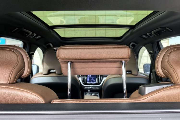 Used Volvo XC60 2021 T5 4x4 Smart Luxury Edition Interior 3