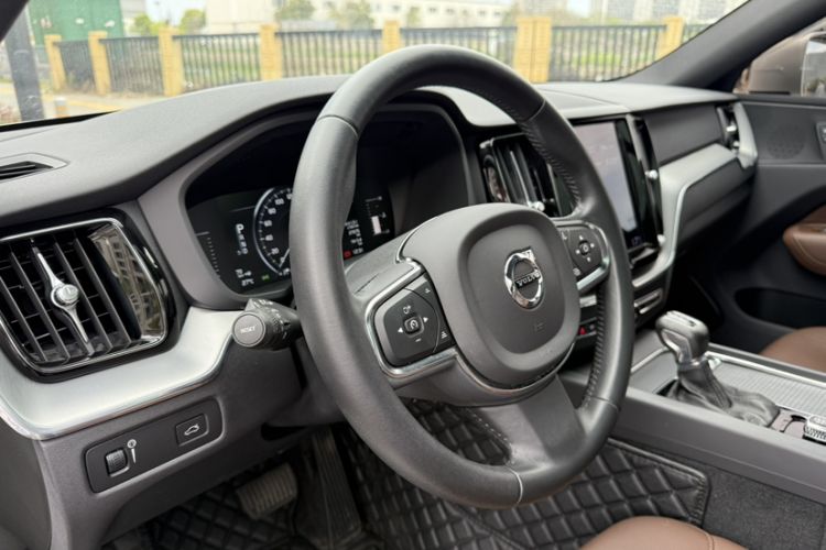 Used Volvo XC60 2021 T5 4x4 Smart Luxury Edition Interior 7