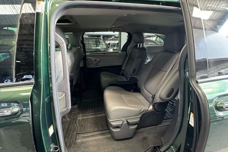 Used Toyota Sienna 2021 2.5L Hybrid Luxury Edition