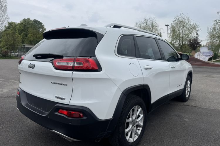 Used Jeep Cherokee 2016 2.4L Professional Edition Exterior 3