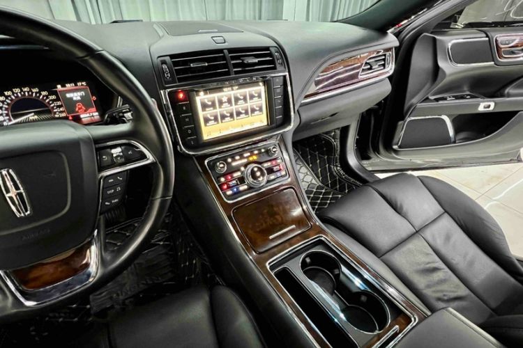 Used Lincoln Continental 2018 2.0T Two-Wheel Drive Deluxe Edition Interior 3