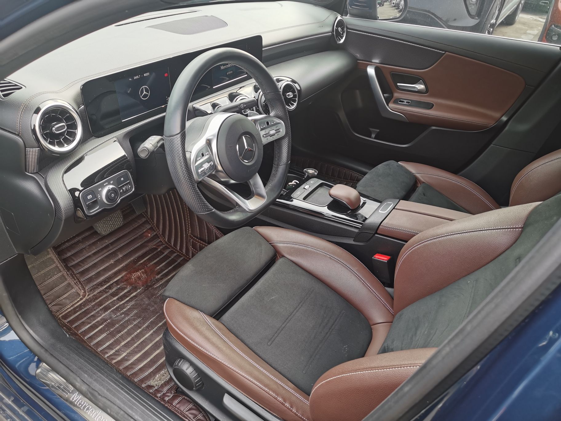 المقاعد الأمامية داخل السيارة