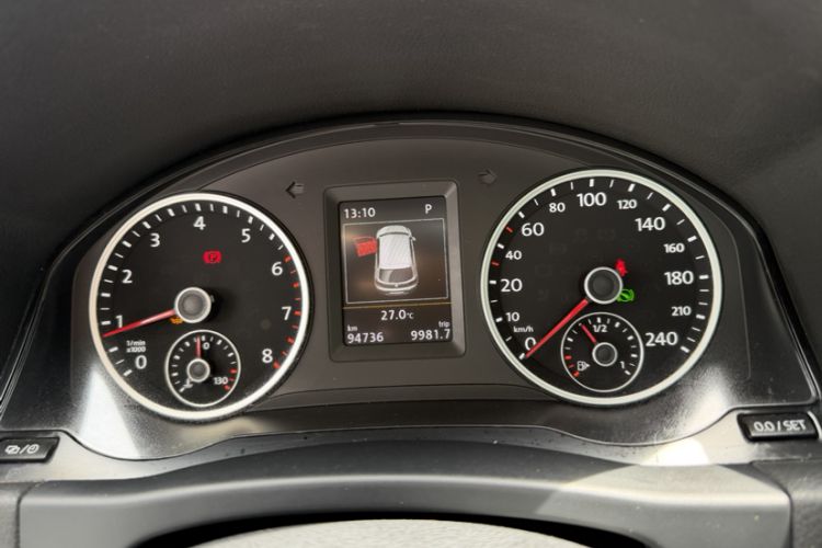 Used Volkswagen Tiguan 2015 2.0 TSI Comfort Edition Odometer Close Up