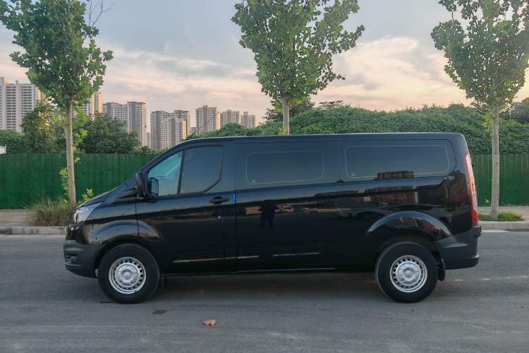 Used Ford Transit 2020 2.0T Diesel Multi-Function Commercial Vehicle Mid-Chassis Low-Roof Design with Dual Rear Doors Meeting China VI Emission Standards
