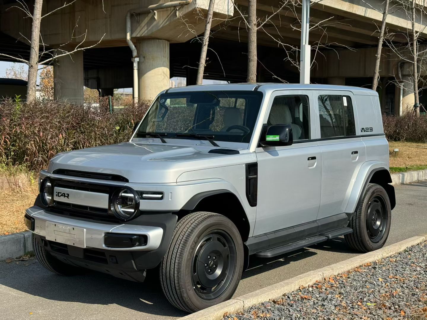 تحت مقدمة السيارة