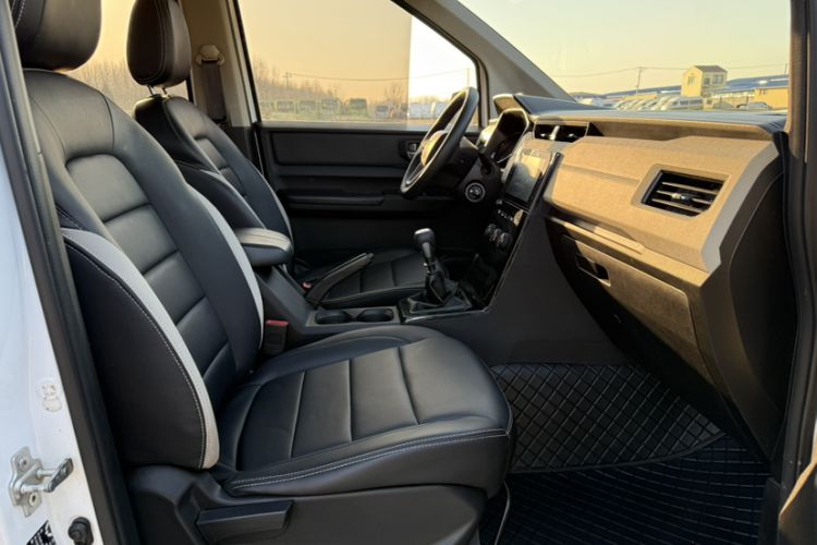 Used Wuling Hongguang PLUS 2019 1.5T Manual Luxury 7-Seater Interior 1