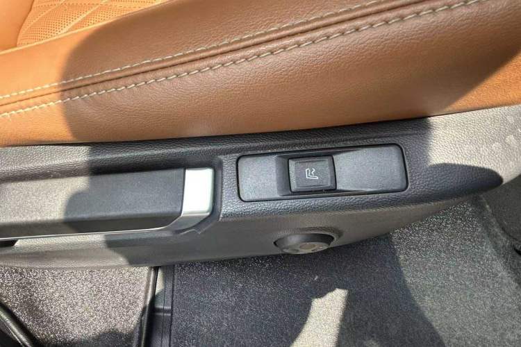 Used SAIC MAXUS D90 2017 2.0T Automatic All-Wheel Drive Sirius Interior 9