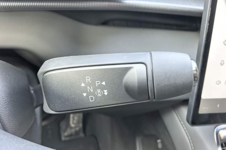 Used XPeng P7 2025 Model—750 All-Wheel-Drive High-Performance Ultra Gear Lever