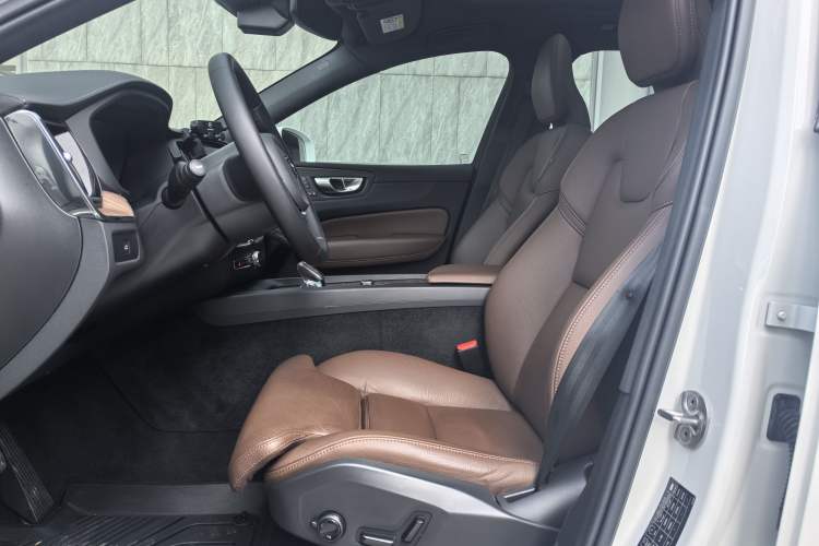 Used Volvo XC60 2023 B5 4x4 Smart Luxury Edition
